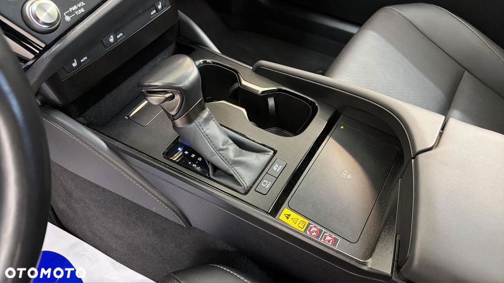 Lexus ES 300h Business Edition - 17