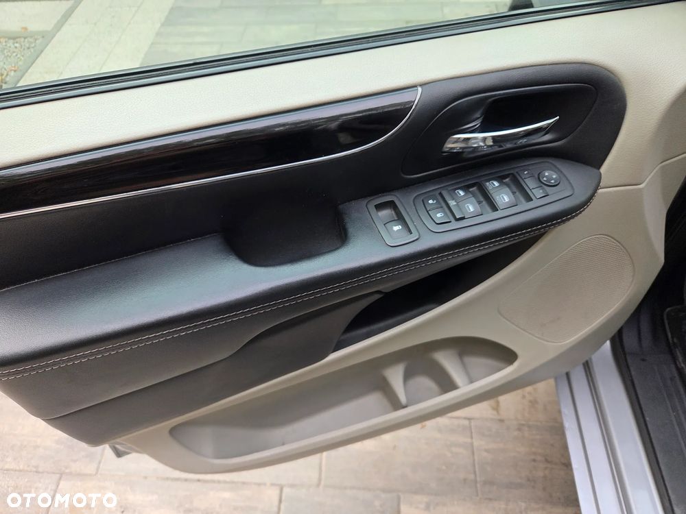 Chrysler Town & Country - 24