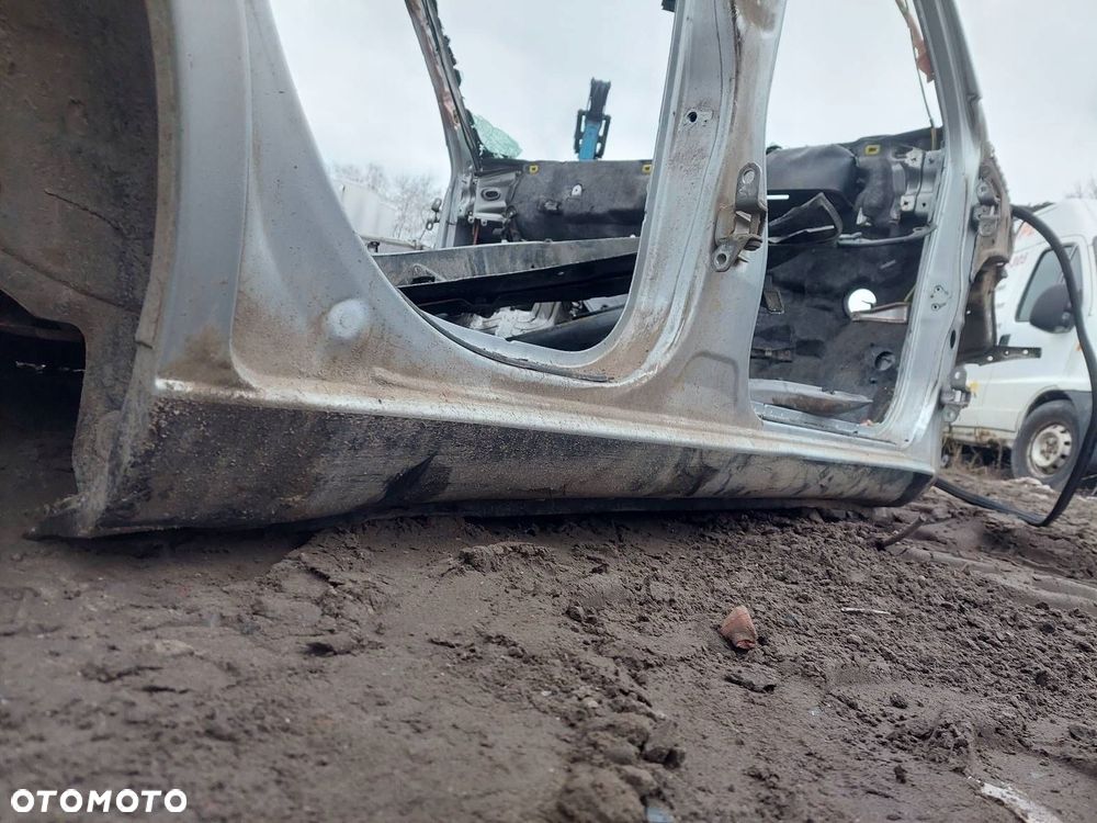 PRÓG PRAWY + SŁUPEK ŚRODKOWY TOYOTA RAV4 II 5D 1D4 - 3
