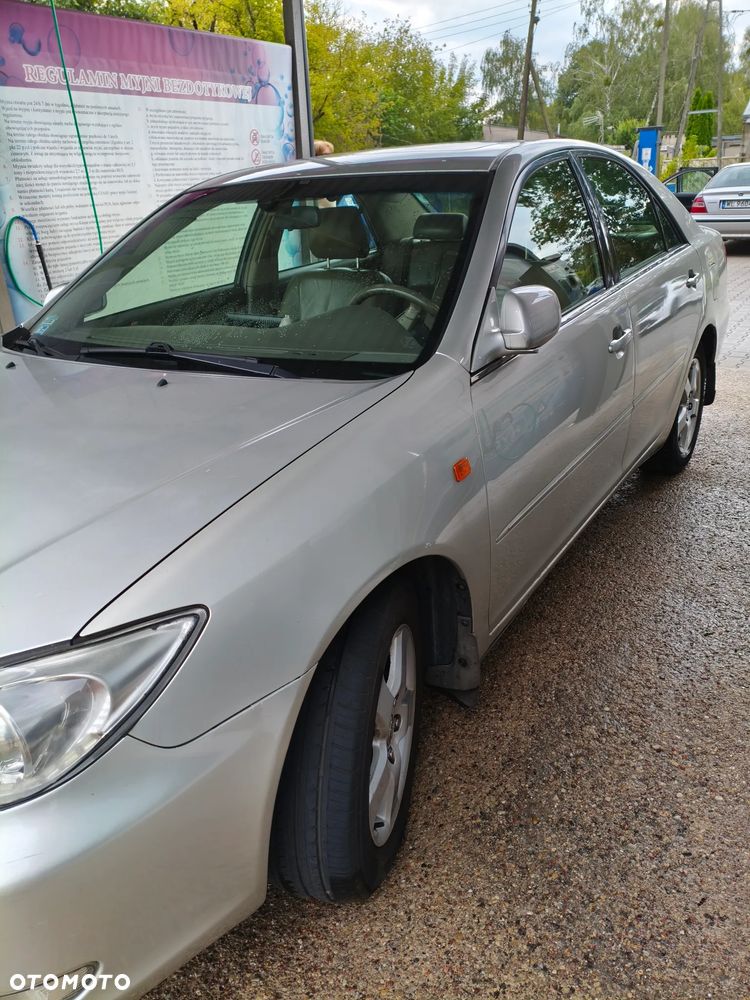 Toyota Camry - 4