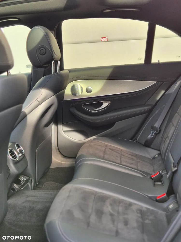 Mercedes-Benz Klasa E 220 d 4-Matic 9G-TRONIC - 28