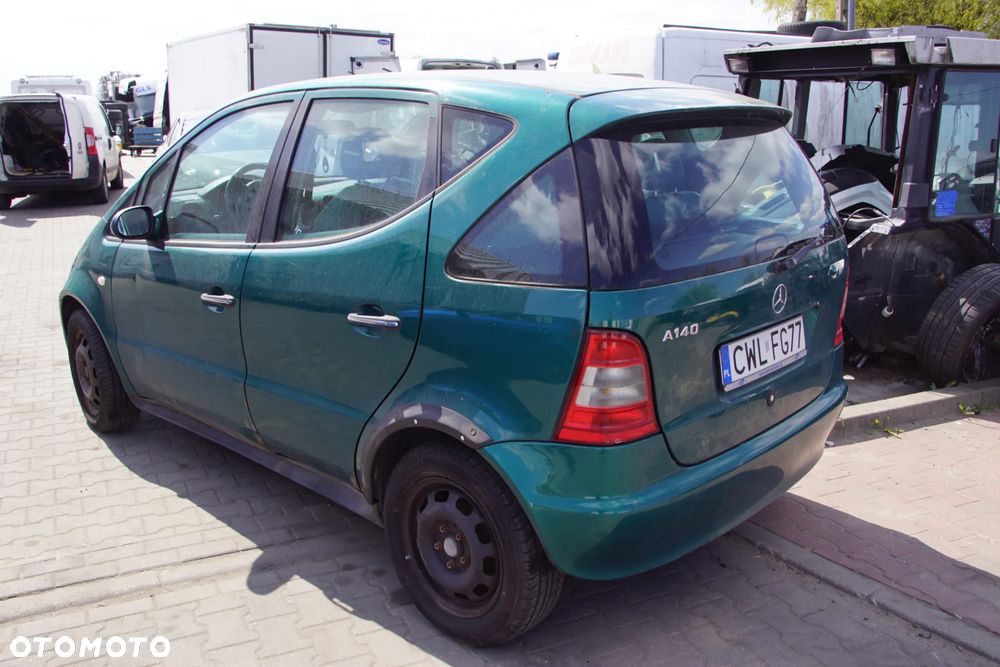 Auto na części - Mercedes A-Klasa W168 1.4 82 KM 166940 716501 282 1998R Silnik Skrzynia Drzwi Maska Błotnik Klapa Zderzak Lusterko Lampa Klamka Szyba Deska Kokpit Sterownik Moduł Czujnik Licznik Panel Kierownica - 4