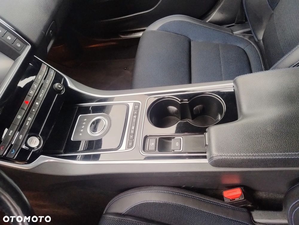 Jaguar XE 2.0 D R-Sport - 15