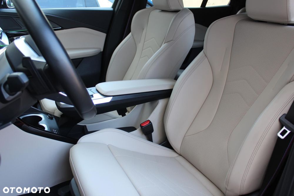 BMW iX2 eDrive20 66.5kWh M Sport - 8