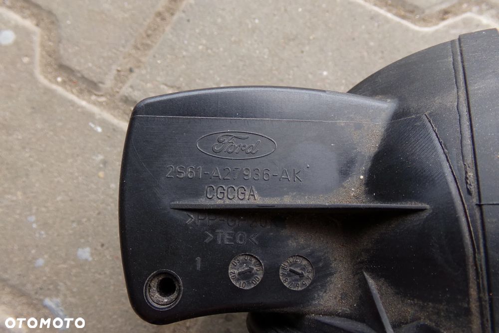 Klapa wlewu paliwa z obudową Ford Fiesta MK5 - 5