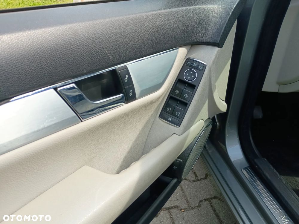 Mercedes-Benz Klasa C 180 CGI Automatik BlueEFFICIENCY Avantgarde - 25