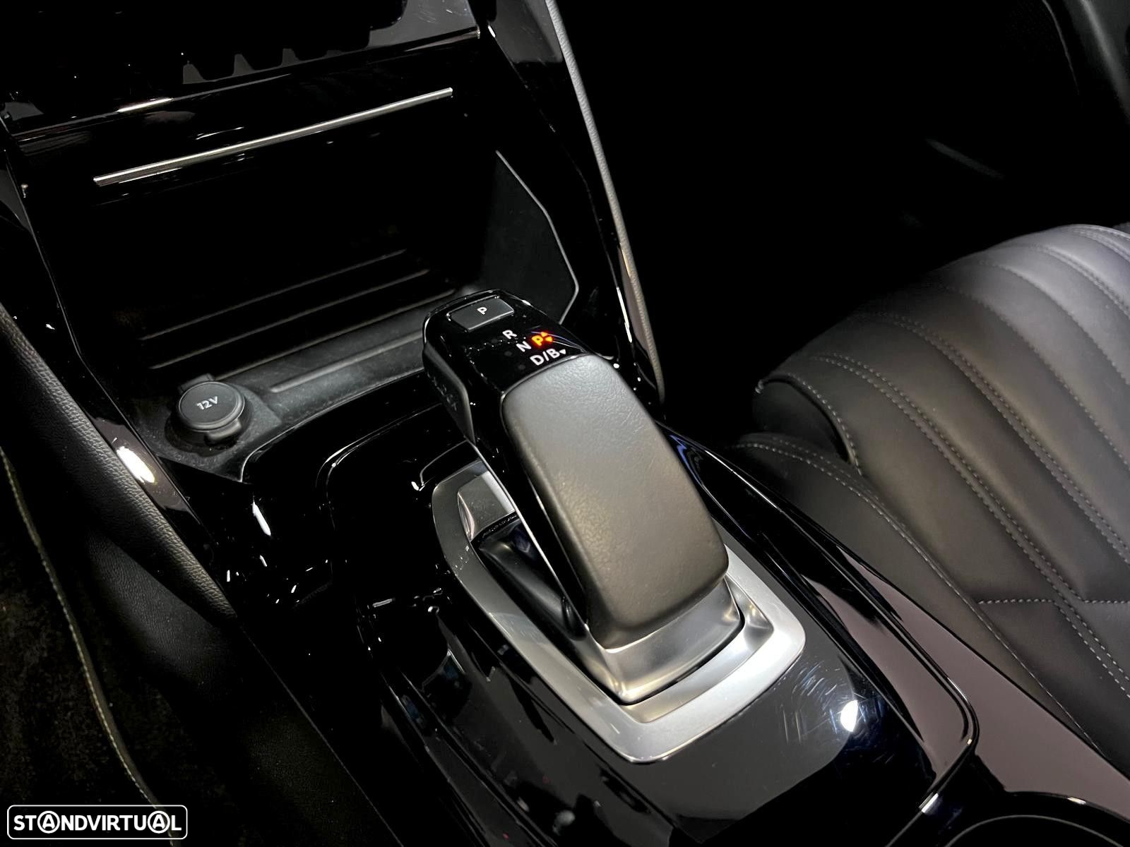 Peugeot e-2008 50 kWh GT - 32