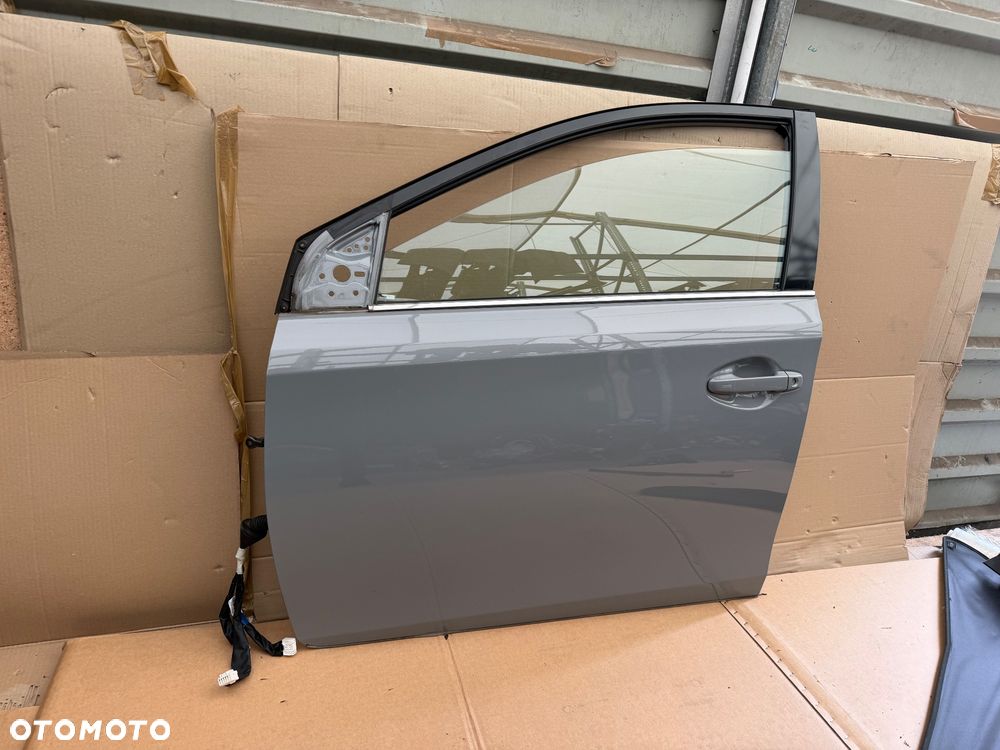 Toyota Auris II Lift przednie lewe drzwi kompletne w kolor