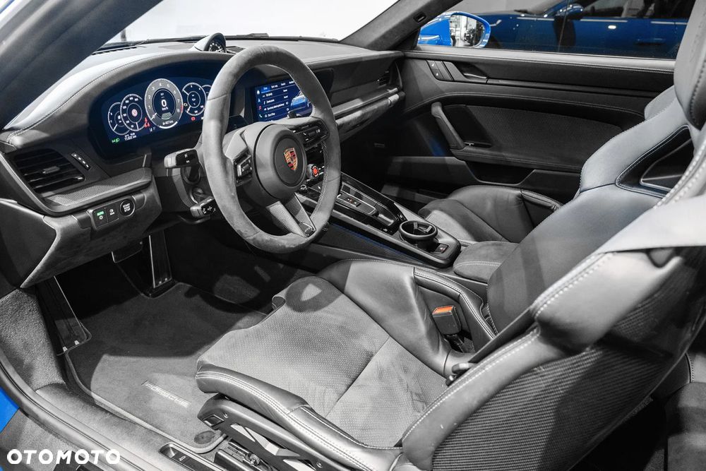 Porsche 911 Carrera 4 GTS - 7