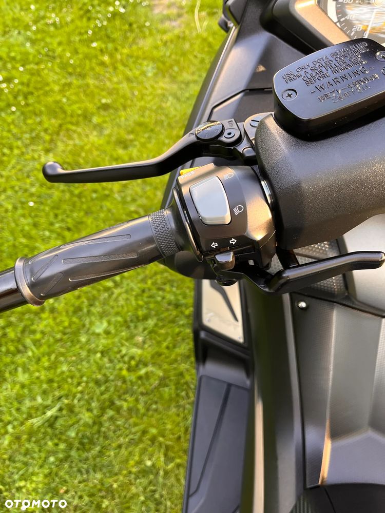 Yamaha Tmax - 12