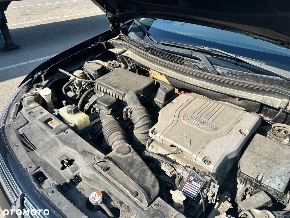 Mitsubishi Outlander Instyle NAVI + - 23