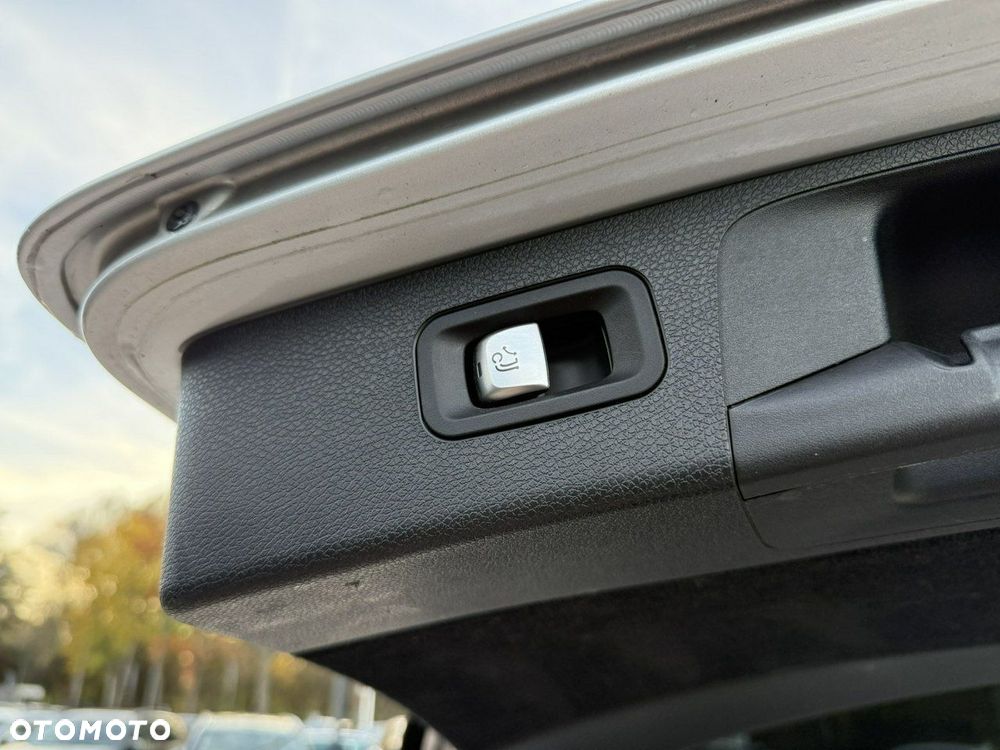 Mercedes-Benz Klasa E 400 4-Matic 9G-TRONIC - 28