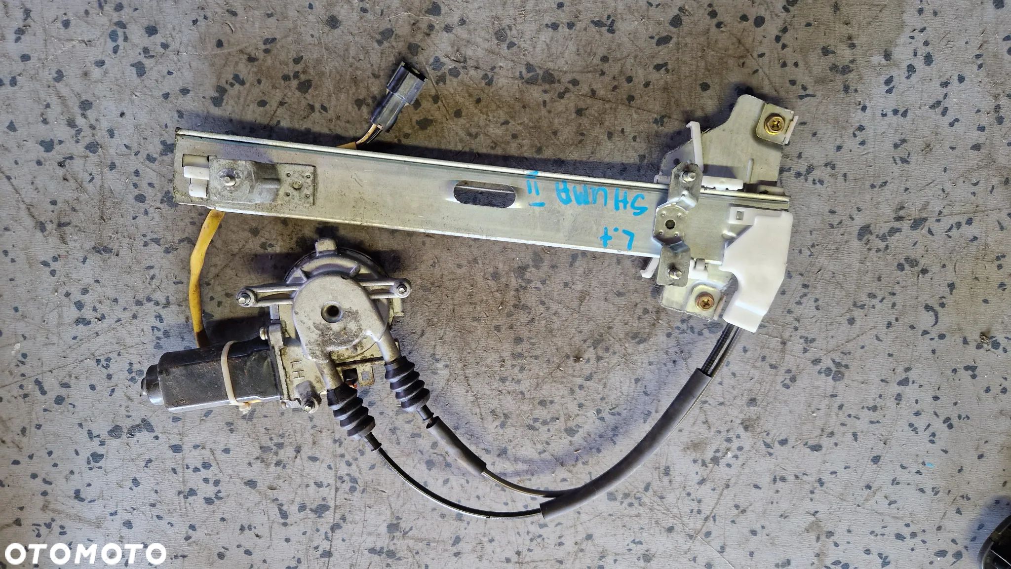 KIA SHUMA II PODNOŚNIK SZYBY LEWY TYŁ - 1