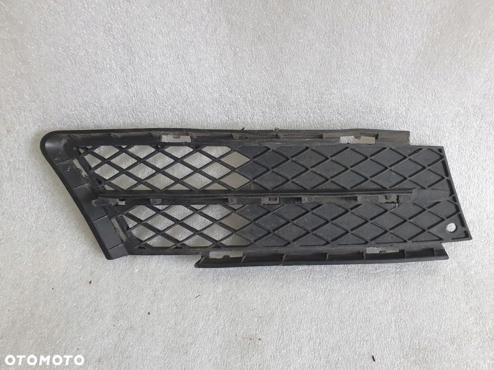 ZAŚLEPKA KRATKA ZDERZAKA PRAWA BMW 3 E91 E90 - 2