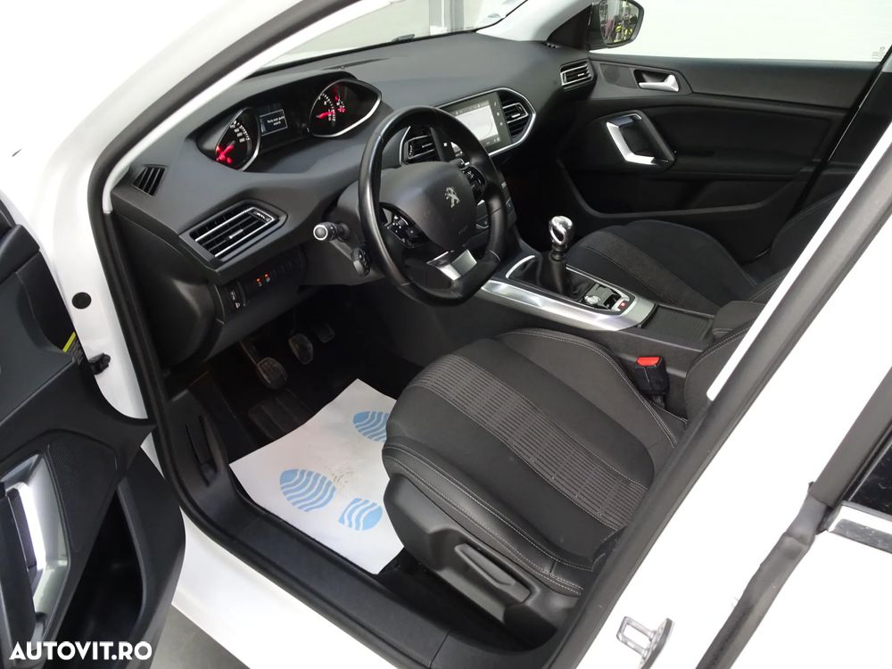 Peugeot 308 1.2 L PureTech Turbo S&S Allure - 10