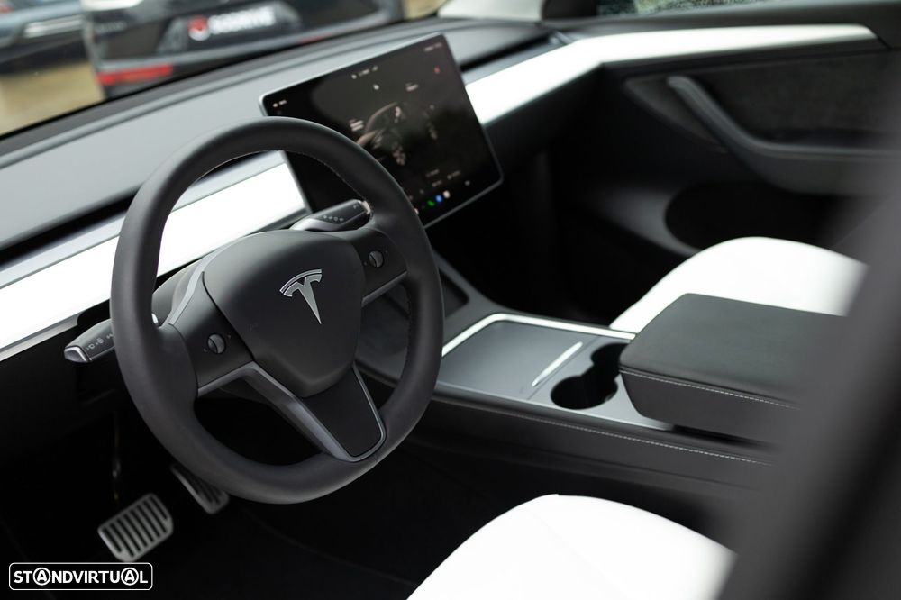 Tesla Model Y Standard RWD - 12
