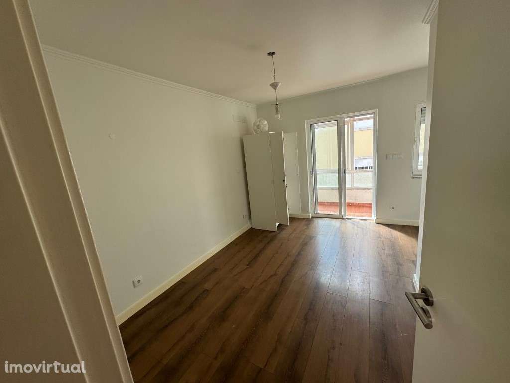 T3 com 3 pisos no centro da Amadora - Oportunidade! - Grande imagem: 4/17