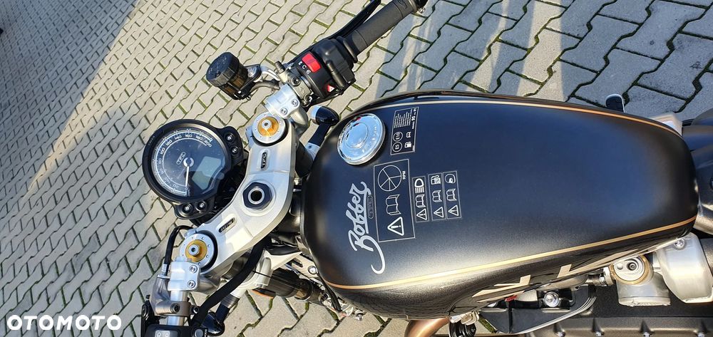Triumph Bonneville Bobber - 3