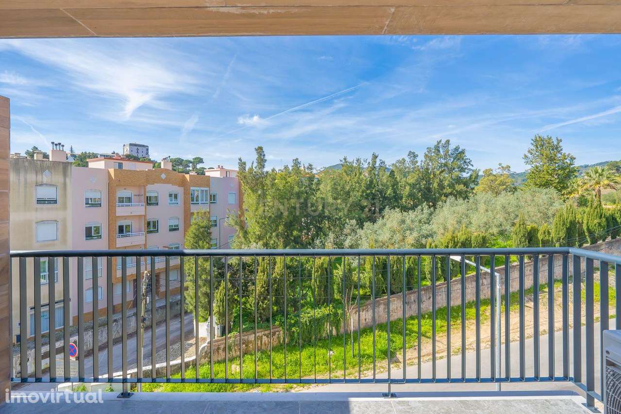 Apartamento T1 Novo, com Varanda Ampla e Lugar de Parqueamento, para A - Grande imagem: 2/55