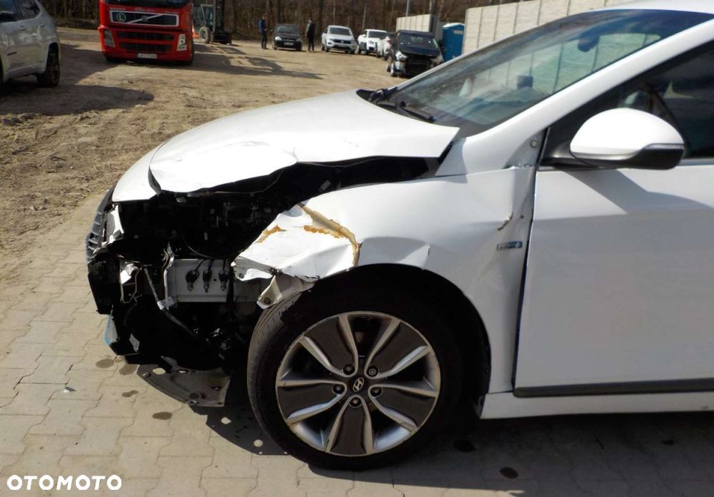 Hyundai IONIQ - 13