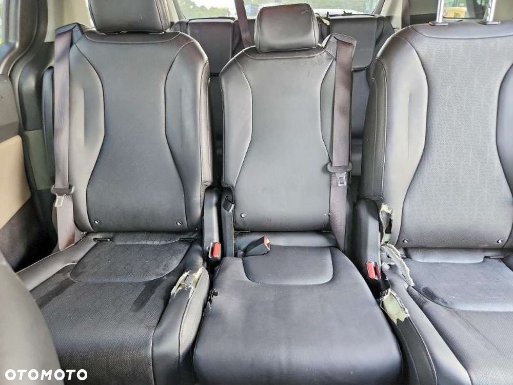 Kia Carnival - 10