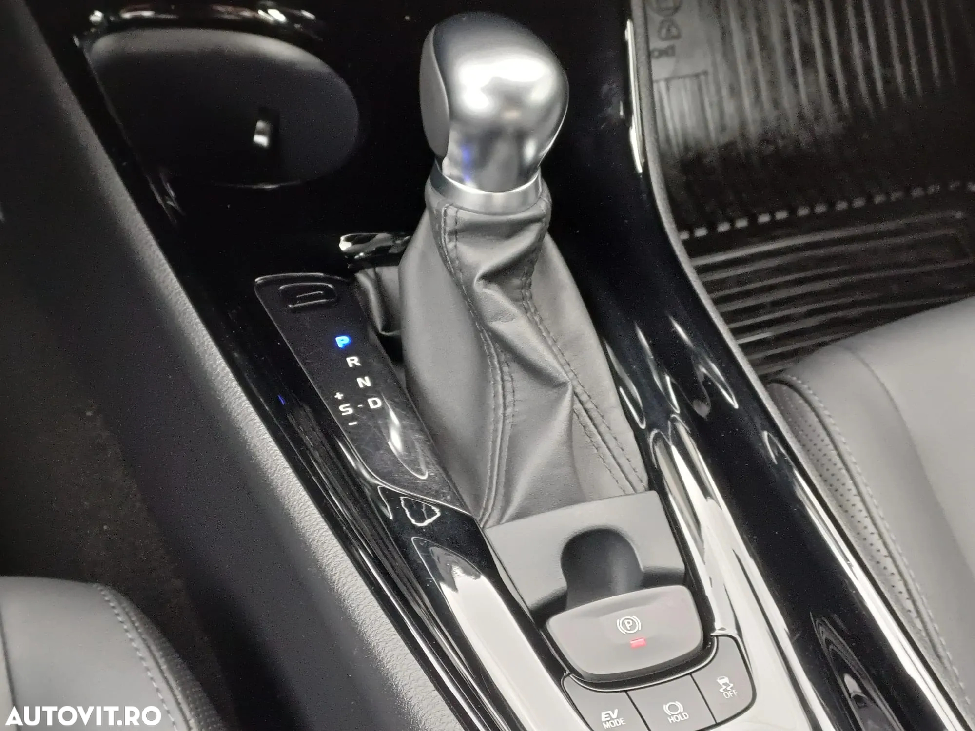 Toyota C-HR 2.0 HSD 184 CP 4x2 CVT Classy Bi-Tone - 22
