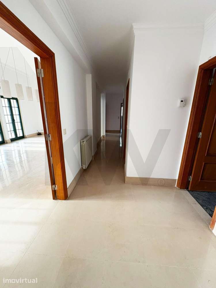 ARRENDA T3+1 Condomínio Privado | piscina, garagem e jardim centro Alc - Grande imagem: 2/34