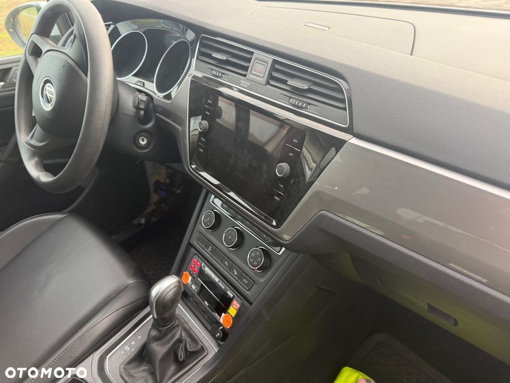 Volkswagen Touran - 12