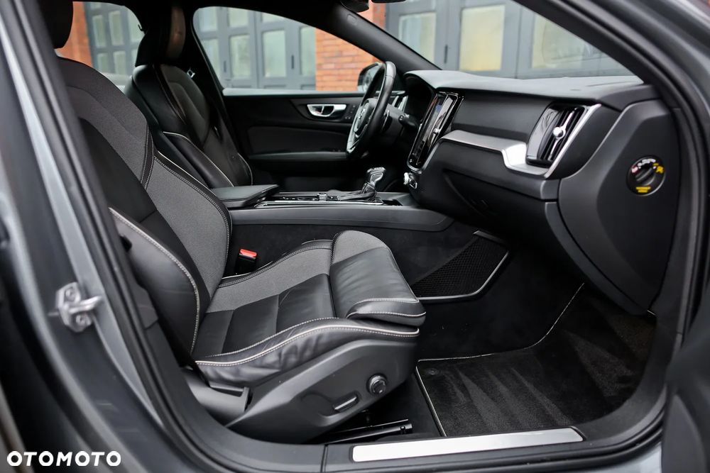 Volvo V60 D4 Geartronic R-Design - 25