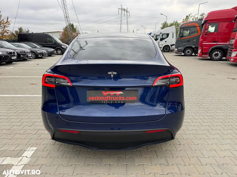 Tesla Model Y - 8