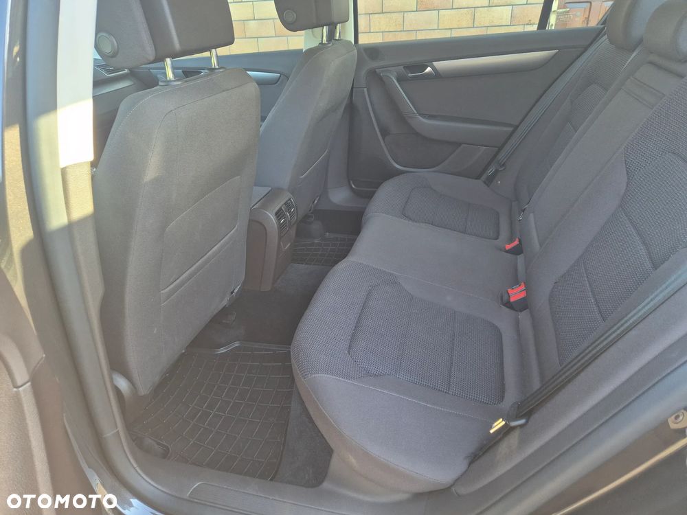 Volkswagen Passat 2.0 TDI Comfortline - 11