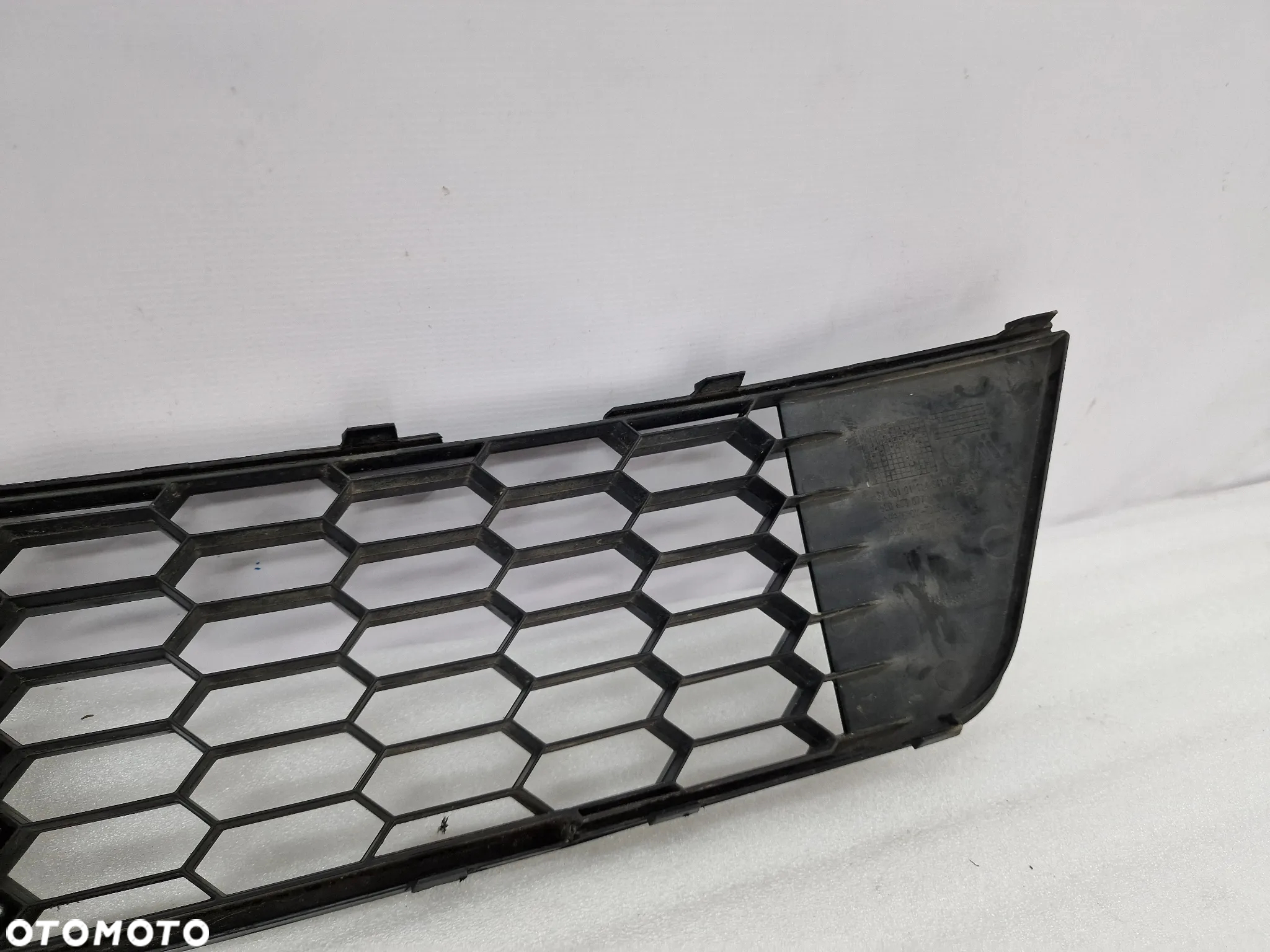 SKODA OCTAVIA 3 III RS / VRS 12- KRATKA ŚRODKOWA ZDERZAKA PRZEDNIEGO PRZÓD POD RADAR , NR 5E0853677H , NR AUKCJI KR105 - 10