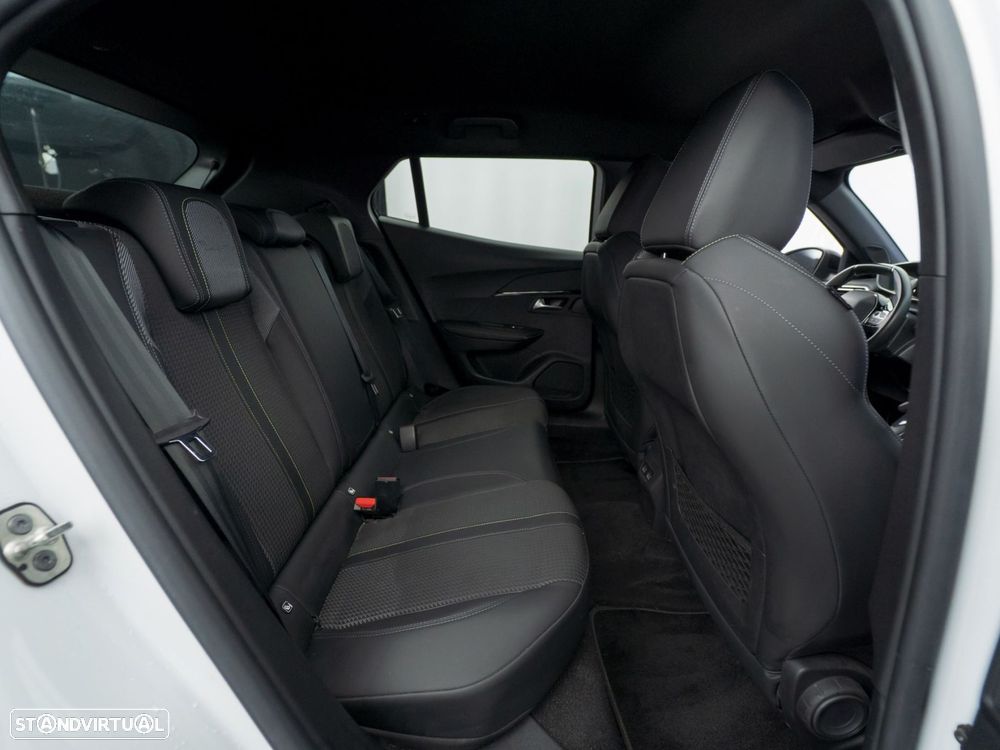 Peugeot e-2008 50 kWh GT - 41