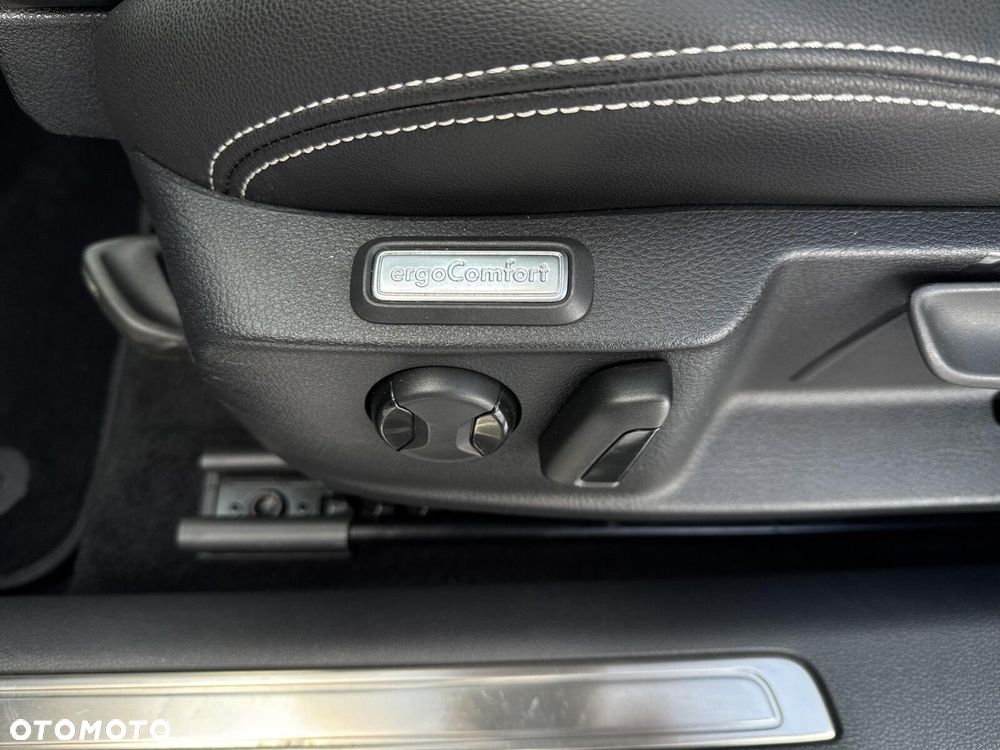 Volkswagen Passat Variant 2.0 TDI SCR Elegance DSG - 11
