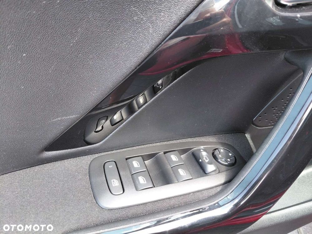 Peugeot 208 - 10