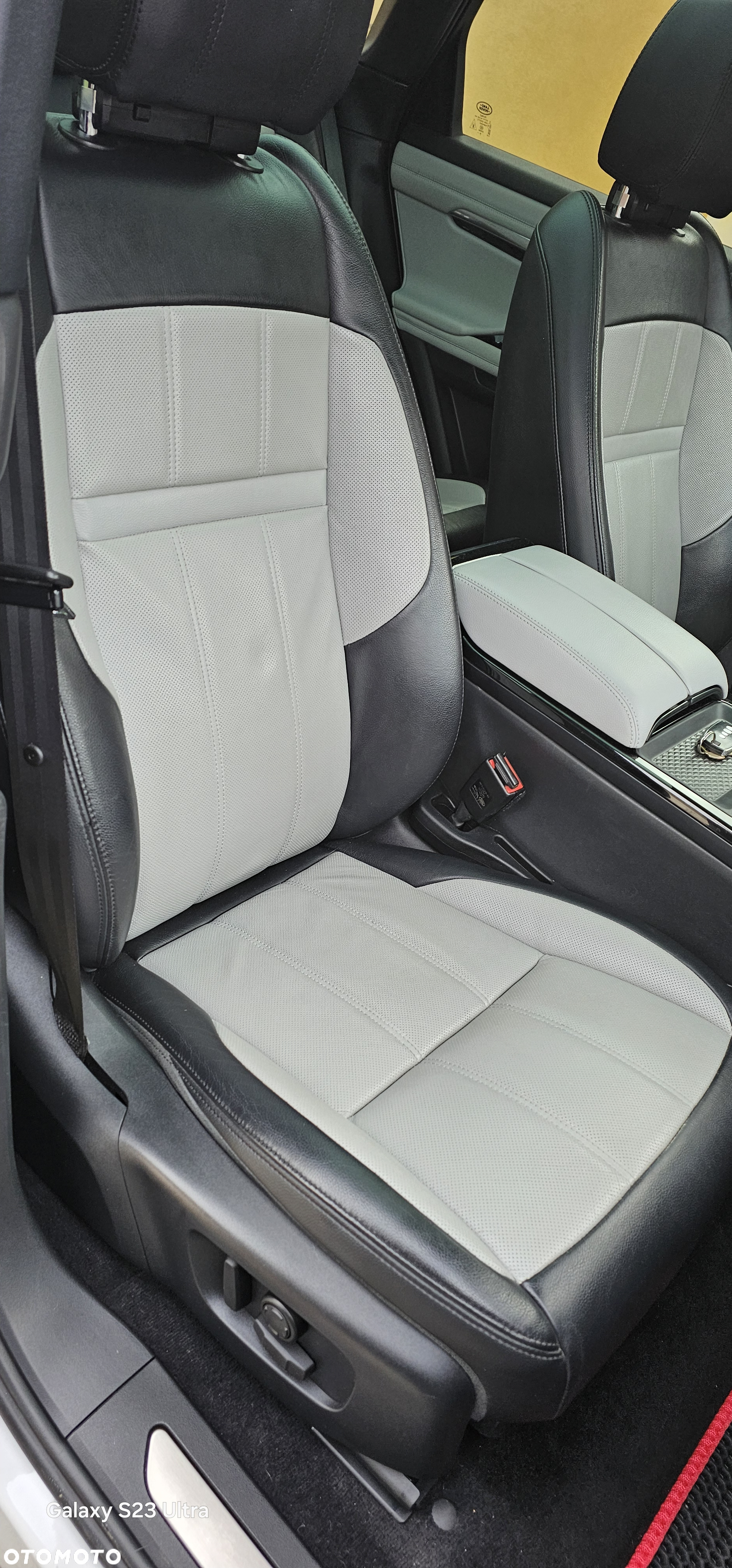 Land Rover Range Rover Evoque P300 R-Dynamic - 23
