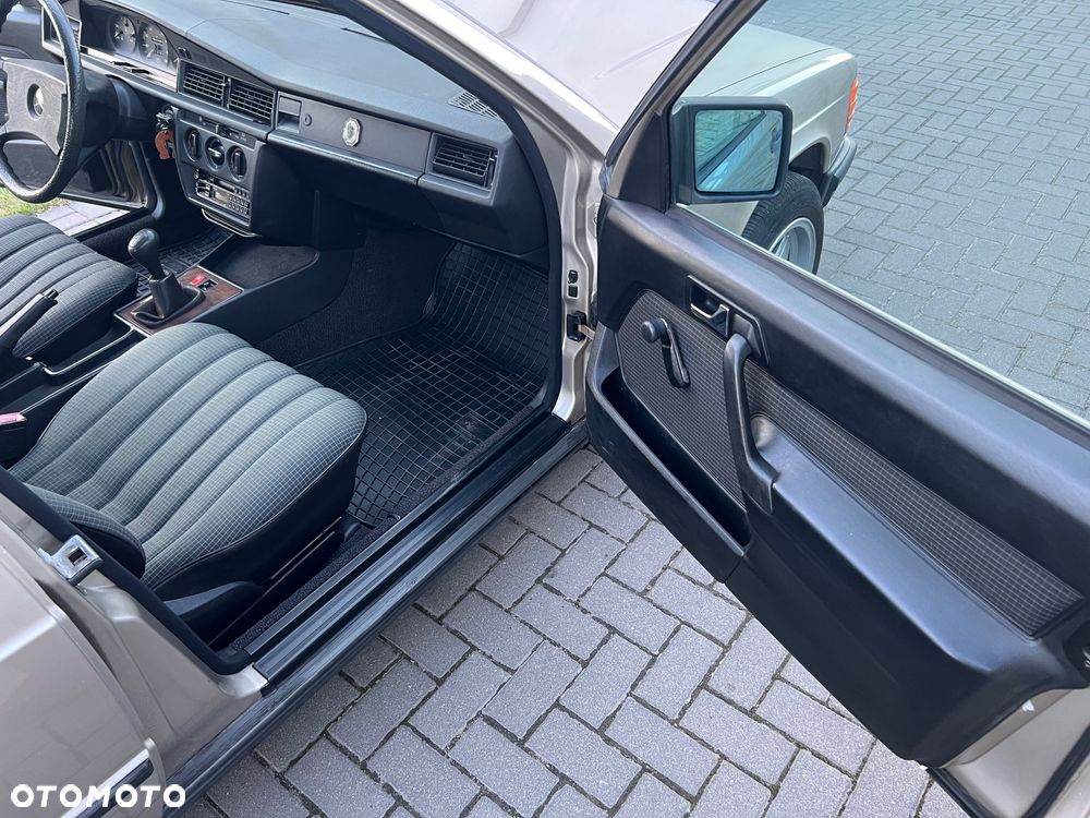 Mercedes-Benz W201 (190) - 16