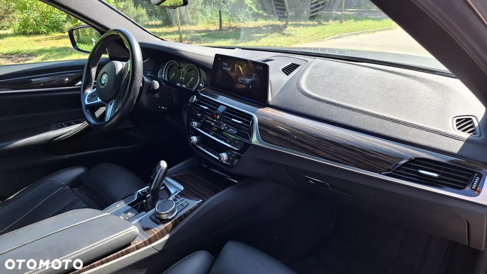 BMW Seria 5 M550i xDrive - 27