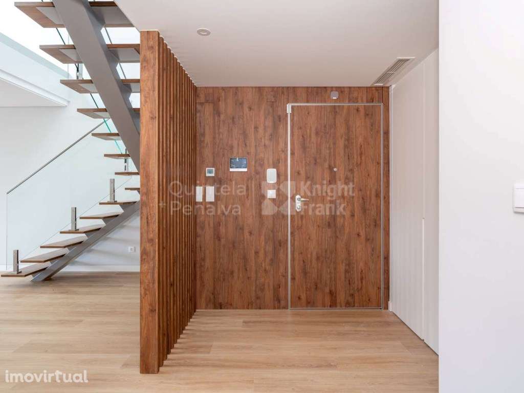 Apartamento T3+1 com duas varandas e estacionamento em Carcavelos - Grande imagem: 5/31