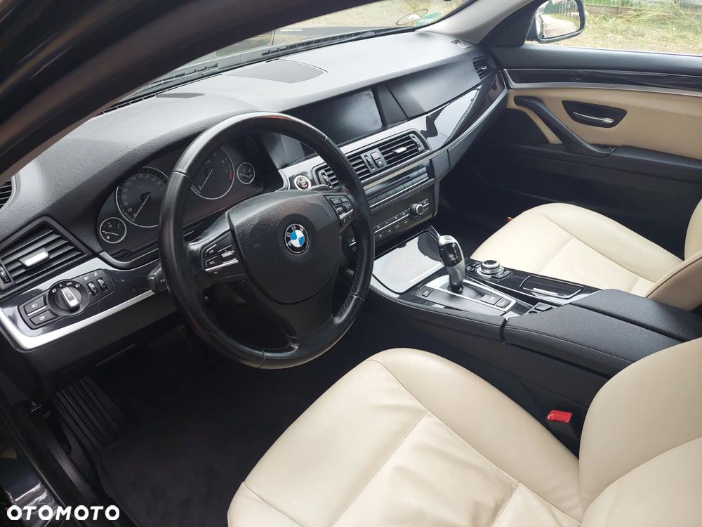 BMW Seria 5 528i Sport-Aut - 28