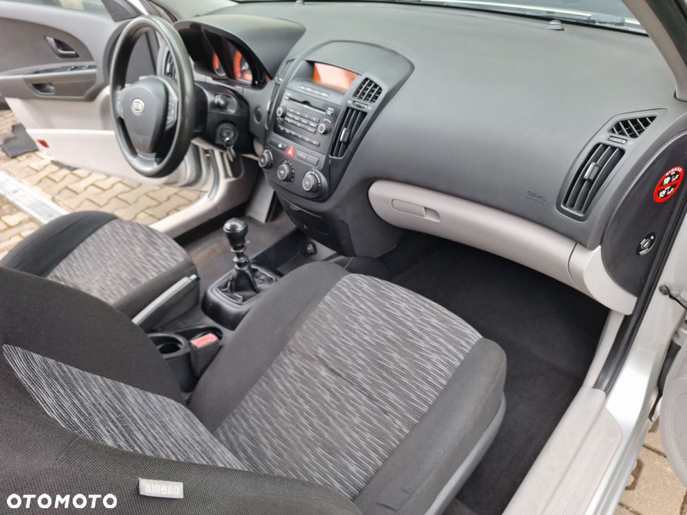 Kia Ceed - 32