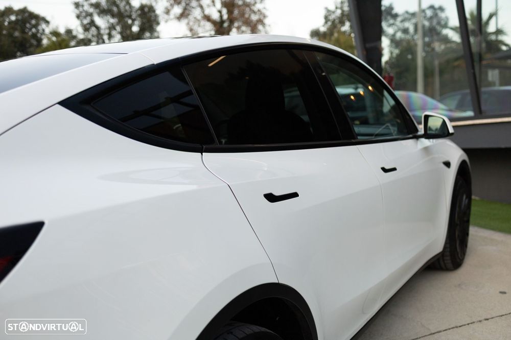 Tesla Model Y Long Range Dual Motor AWD - 28