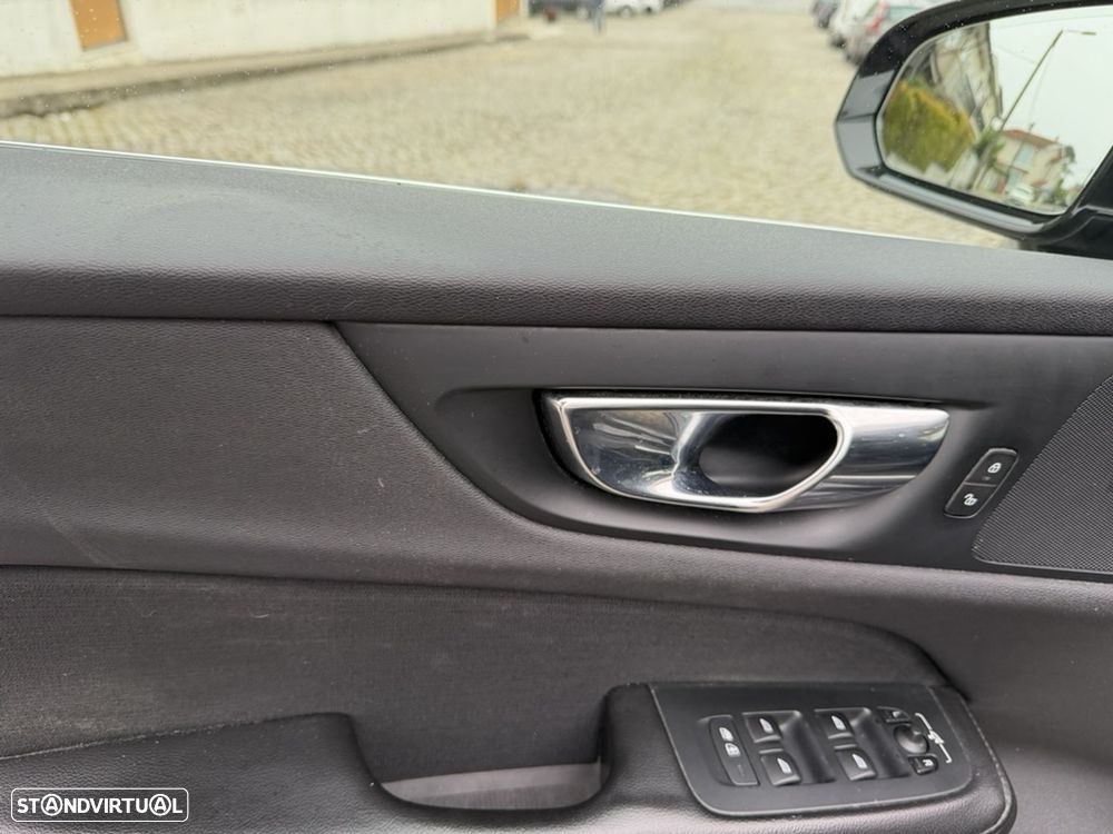 Volvo V60 2.0 T8 AWD TE Momentum Plus - 12