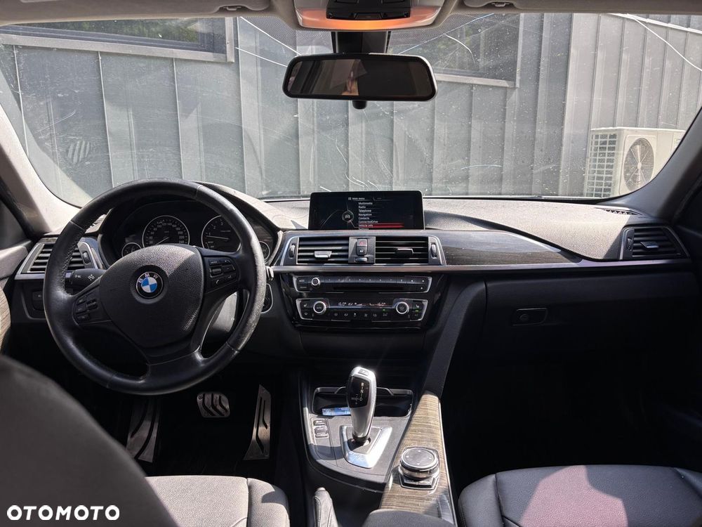 BMW Seria 3 320i xDrive - 11