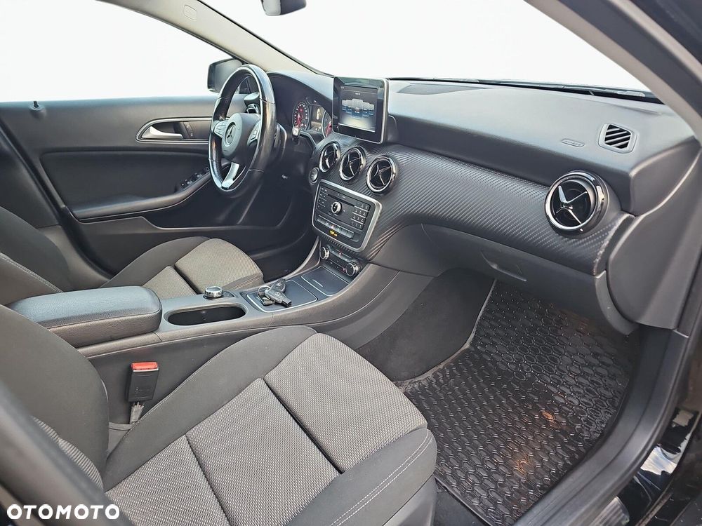 Mercedes-Benz GLA - 16