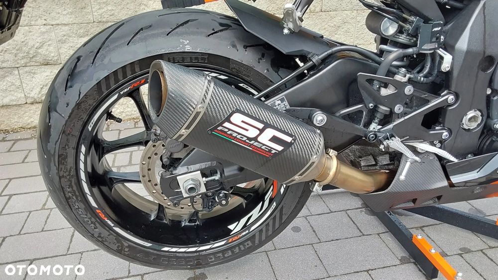 Yamaha R1 - 8