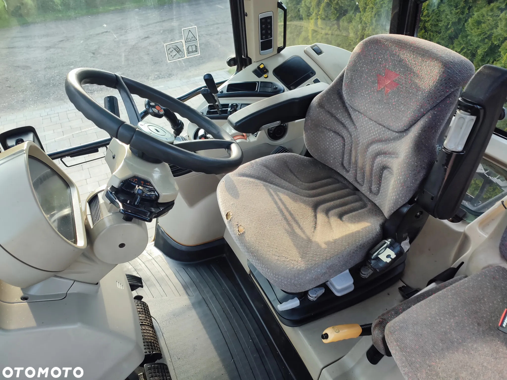 Massey Ferguson 5611 z ladowaczem - 9