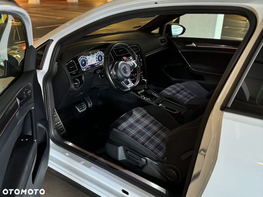 Volkswagen Golf - 6