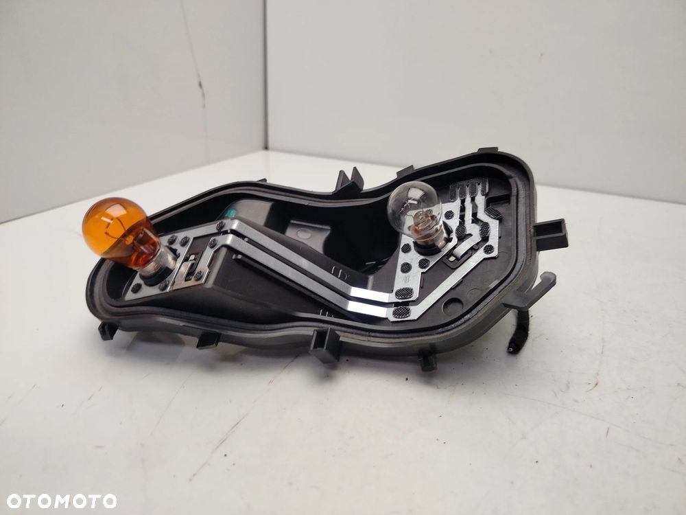 OPEL CORSA E 5D WKŁAD GNIAZDO LAMPY PRAWY TYŁ - 1