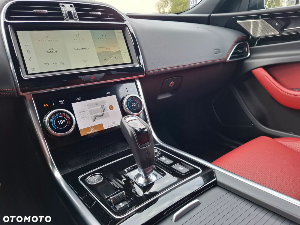 Jaguar XE - 18